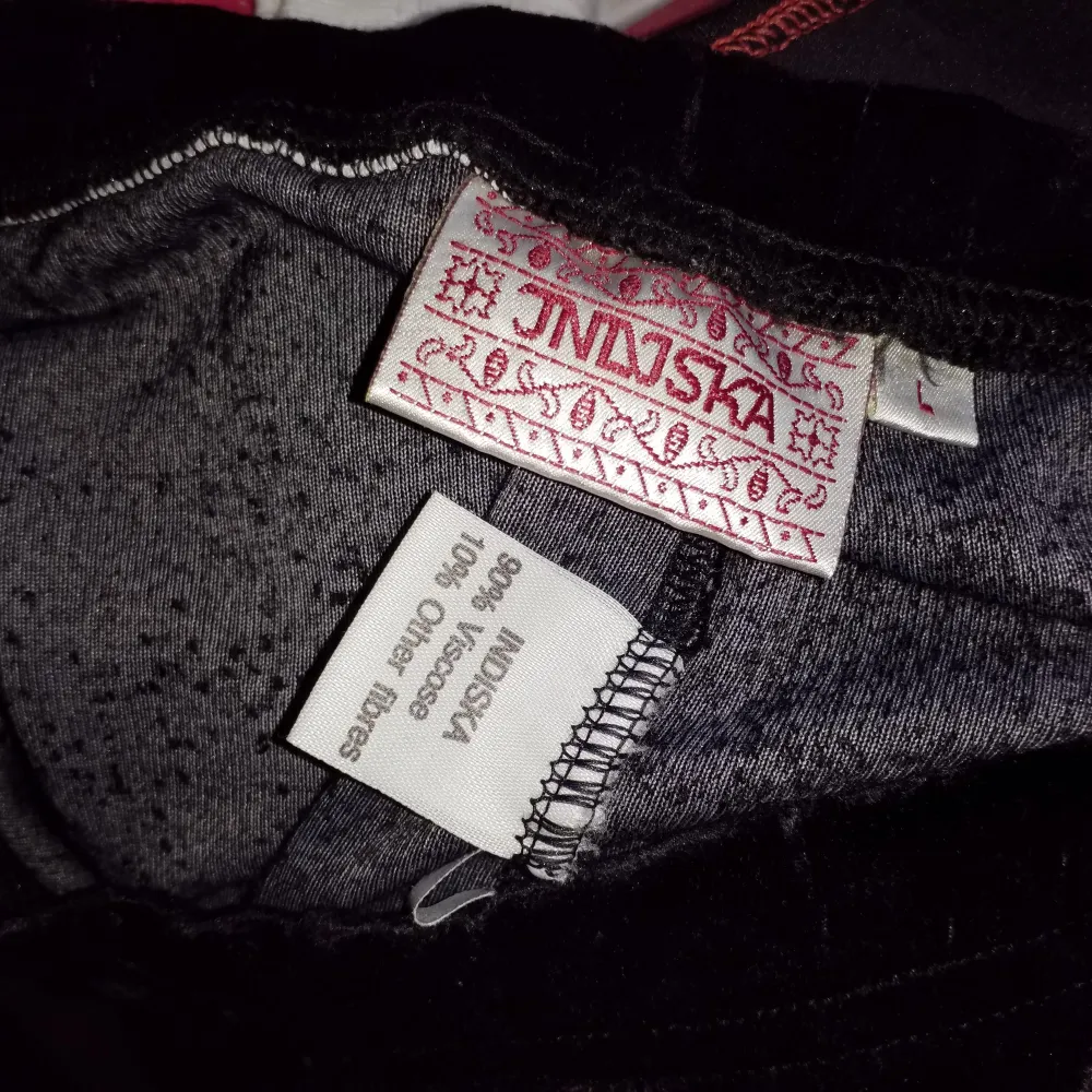 Superfina svarta tights i velour, storlek L men passar även mindre. Jeans & Byxor.