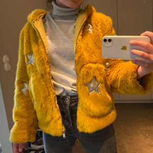 Pälsjacka - Skitcool pälsjacka i bra skick!