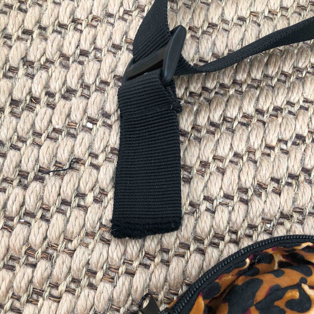 Leopard strap bag - Väskor | Plick Second Hand