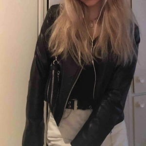  - Svart kortare skinnjacka från H&M, sparsamt använd! Köpren står för frakten :)