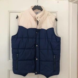 Vintage dunväst - Snygg blåvit dunväst köpt på second-hand✨