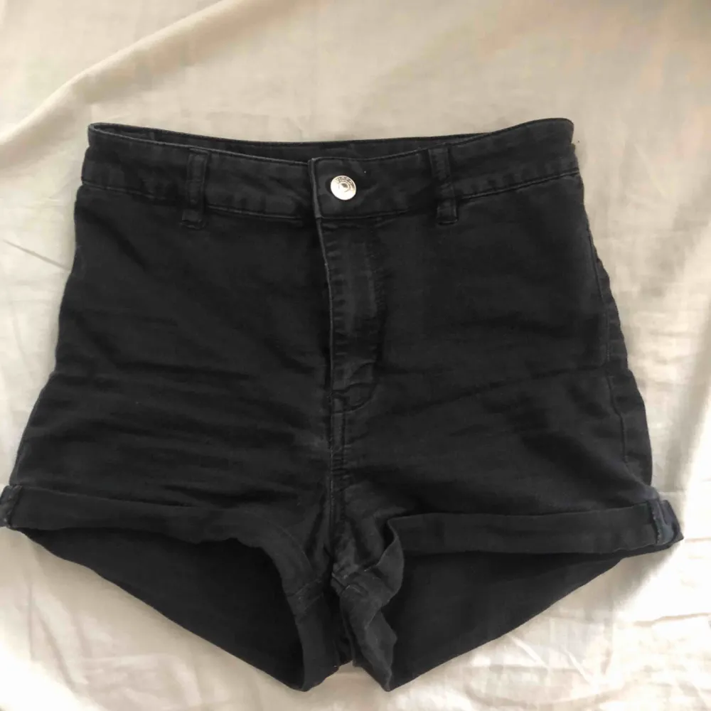 Säljer dessa svarta, högmidjade shortsen från H&M i storlek 36. Använda några gånger förra sommaren, men är tyvärr för små för mig nu. Frakt tillkommer. Shorts.