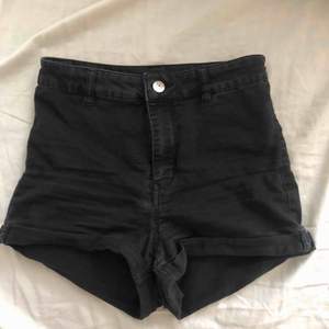 Säljer dessa svarta, högmidjade shortsen från H&M i storlek 36. Använda några gånger förra sommaren, men är tyvärr för små för mig nu. Frakt tillkommer