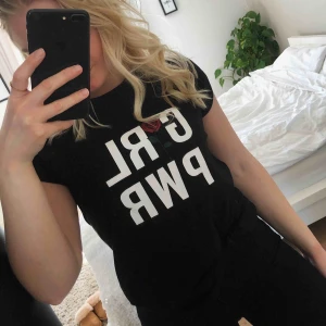  - Svart Girl power t-shirt från Josefin Ekström for NA-KD. Använd 2 gånger. Ärmarna är lite uppvikta och fastsydda som man kan se på andra bilden.🥰 frakt tillkommer 🚚