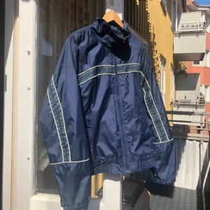  - Luftig oversize windbreaker inköpt på Beyond retro och använd ytterst få gånger pga har flera liknande. Köpare står för frakten eller mötas upp i gbg :) 