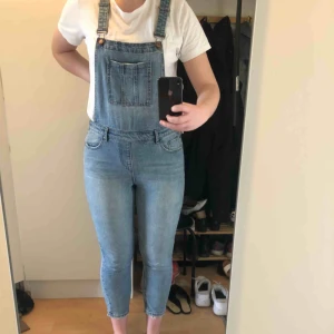  - Hängselbyxor från ASOS. Sparsamt använda så i så gott som nytt skick. Anledningen till att jag säljer dem är för att de är för korta för mig (jag är 178)! Passar nog perfekt på någon lite kortare☺️ Storleken är 42, men känns nästan mer som en storlek 40!