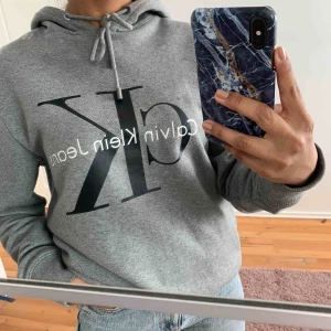 Calvin Klein Hoodie - Original Calvin Klein Hoodie. Säljer då jag inte använt den på ett bra tag. Frakt ingår ej i priset