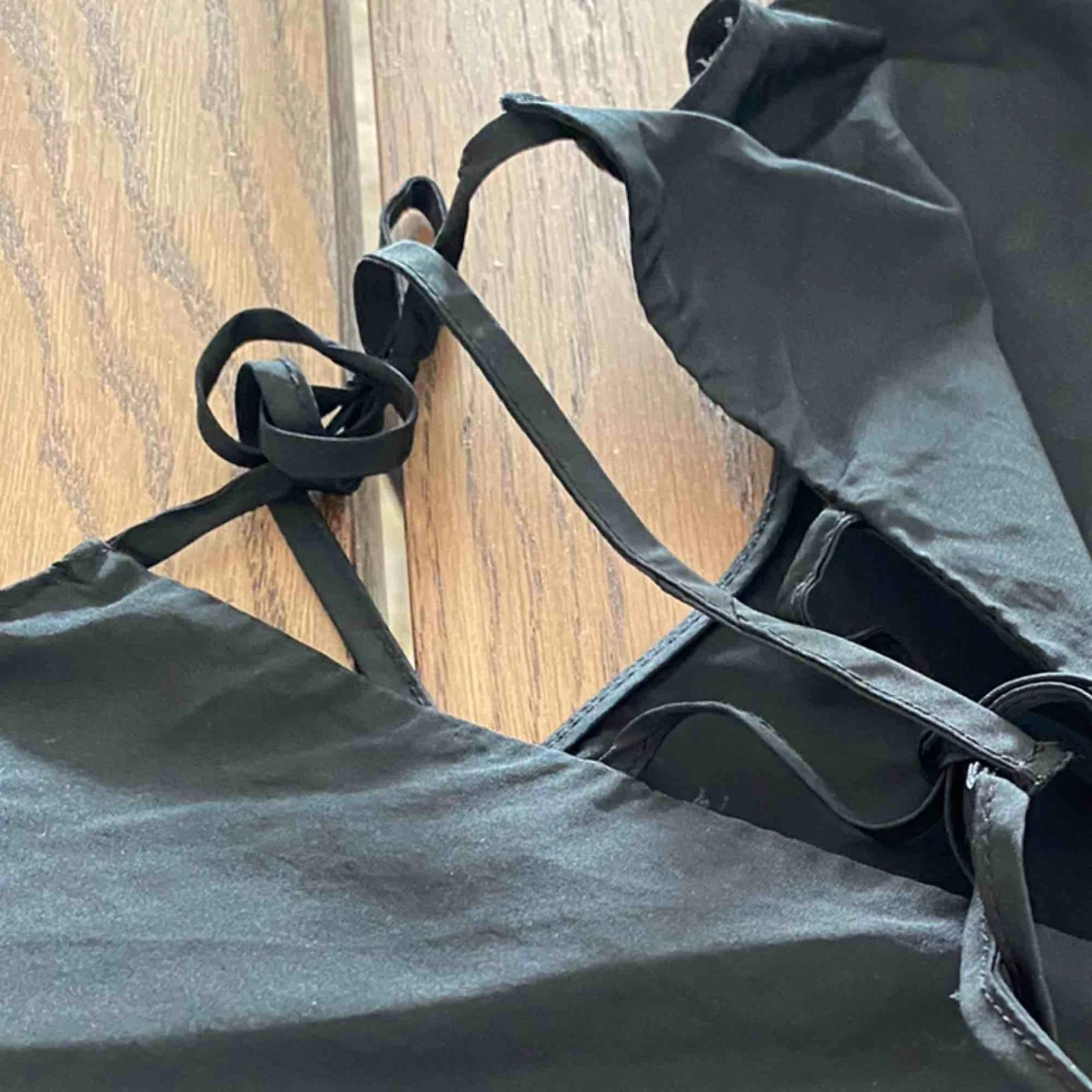 Svart blus med volanger - 91