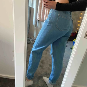  - Priset kan diskuteras! Momjeans med slitningar 