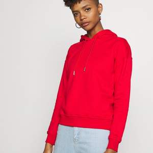 Helt ny röd hoodie från Urban Classic. Storlek S.
