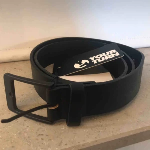  - Ett svart skärp från Yourturn som tyvärr inte blivit använt. Har därför kvar lappen på skärpet och den är verkligen som helt ny. Köpte det för 199kr. 