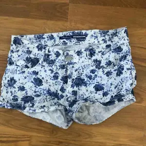 Ljusblå blommiga shorts ifrån stradivarius. Använda 1 gång.