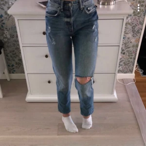 Blåa boyfriend jeans - Ett par boyfriend jeans i snygg blå färg! Knappt använda, max 3/2 gånger 😊 Köpta för 400kr 💞