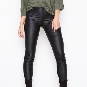 Byxor - Fina byxor men använder inte! Använda någon enstaka gång så i fint skick💕 kunden betalar frakten 