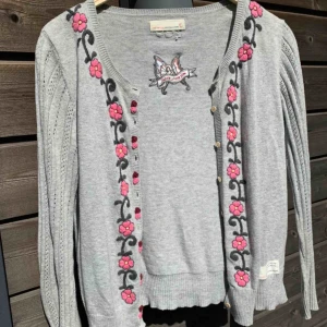  - Jättefin Odd Molly kofta som är några år gammal men inte används mycket alls tyvärr. Säljer för att den är lite för kort för mig i armarna annars passar den S men även M! Nypris ca 1500kr 💖