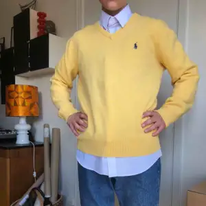 Supercool Polo Ralph-Lauren-pullover. Stilren och gjord i 100% lammull. Storlek M men jag skulle säga att den även passar S.