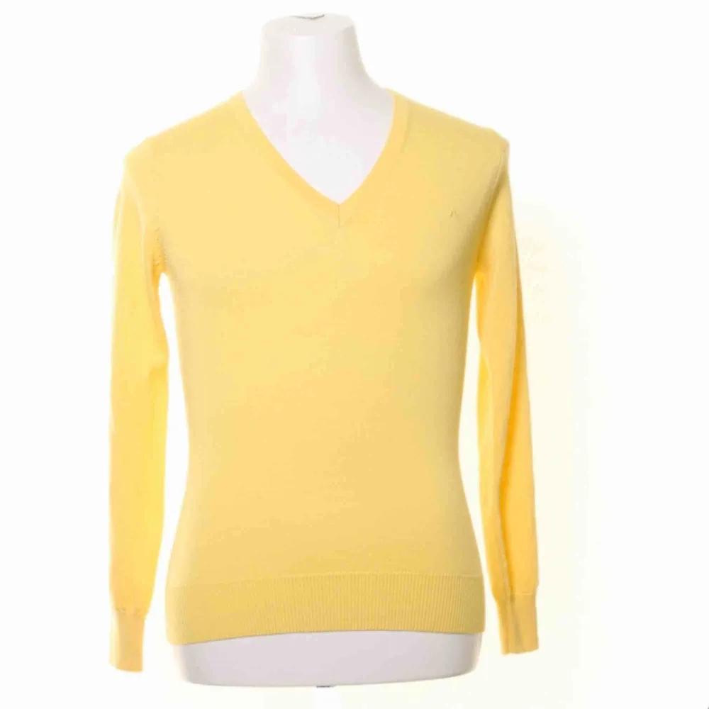 En senaps gul stickad tröja , mjukt material , nästan oanvänd , den sitter som en L , köparen betalar frakt. Toppar.