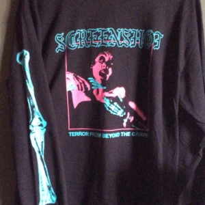 Screenshot grafic shirt - Använd 2ggr, kvaliten är som helt ny. Skelett.tryck på är ärmarna och text på ryggen