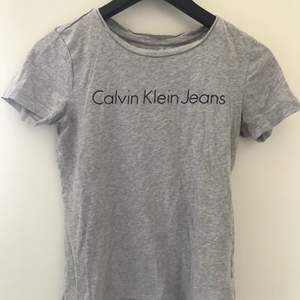 Grå T-shirt från Calvin Klein med svart logga fram. Fint skick! Storlek XS men hade kunnat passa S också 🌸