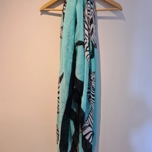 Adlo  - Fin sjal med zebramönster. Frakt betalas av köparen, kan lämnas i Malmö.  Fint skick .