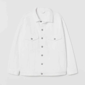  - Oversized vit jeansjacka! Använd max 3 gånger, som ny. Passar xs-m skulle jag säga beroende på hur man vill att den ska sitta. 