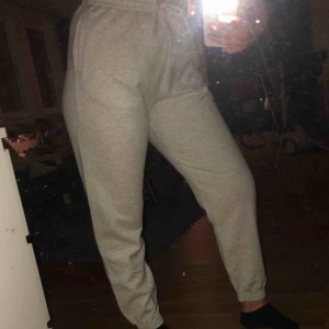  - Suuuuper fina mjukisbyxor som tyvärr är för stora! Är knytning i midjan☺️Jättemysigt material inuti! Hör av dig vid frågor. Aldrig använda 