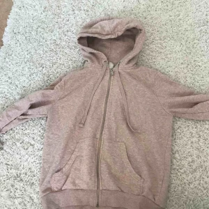  - Mysig luvtröja som inte har kommit till användning🥰 Köparen står för frakt, hämtning fungerar också bra.