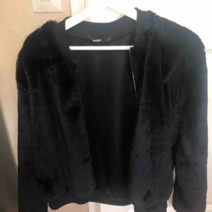  - Jacka från bikbok, säljer pga aldrig använder och för stor. Köpare står för frakt!