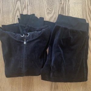 Mjukis dress - Svart mjukis dress från Cubus, knappt använd byxan är S och koftan är XS