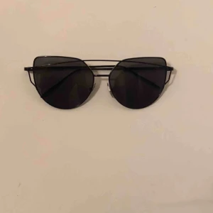  - Svarta solglasögon 