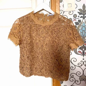  - Sjukt fin lace topp med kedja på ryggen som kan öppnas helt