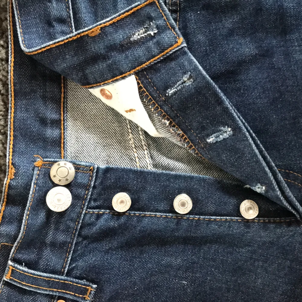 Avklippta vintage 501or (Levi’s) i mörk jeansfärg. Det står storlek 28 i midjan på dem, men är mindre än 28 i vanliga fall. Har gylf med knappar. Frakt kostar 63kr😊 men kan mötas upp i Stockholm . Shorts.