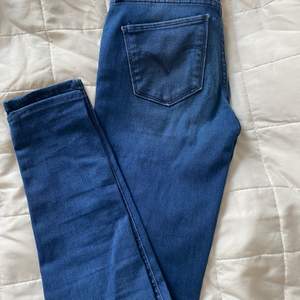 Levis jeans i stretch material. Snygg, mörk färg med väldigt bra passform. 