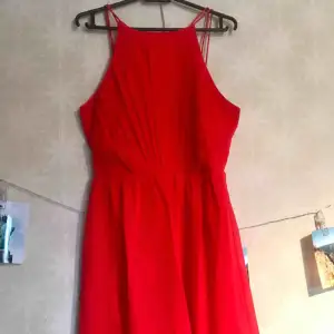 Superfin rosa/röd kort klänning 🦋 Köpt på bubbleroom och bara använd en gång. Kontakta för fler bilder🥰