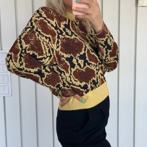 Samsoe samsoe tröja  - Smått glittrig stickad tröja från samsoe samsoe(!!!), använd 3 gånger. 50kr frakt tillkommer! ❤️ 