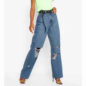 Oanvända Boohoo jeans i storlek 36 är slutsålda på. Bud som gäller 🧚‍♂️budet ligger på 450kr