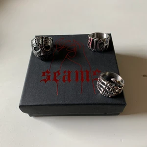 3 Ringar - Jason ring i storlek 9, bitch ring i storlek 8 (såld) och en skeleton hand ring i storlek 8 alla sitter bekvämt och har bra passform 