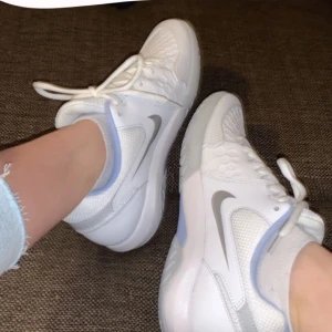 Helt nya nike skor - Säljer dessa jättefina nike skor eftersom de aldrig har kommit till användning. Skriv för mer bilder. Kan mötas upp i Stockholm eller skickas, men då står du såklart för frakten 🥰