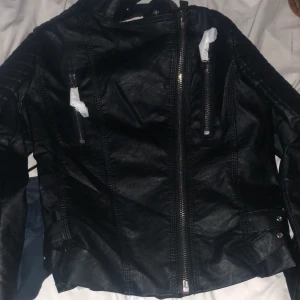 Skinnjacka från chiquelle storlek 40 - Skinnjacka från chiquelle. Köpt för ungefär 3 månader sen använd 3 gånger. Skulle även kunna byta ut den mot samma modell men i en större storlek😇