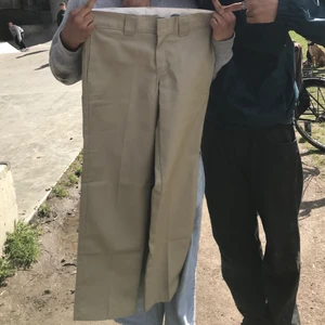 En til par dickies slip straight - Säljer ett till par beige dickies st 31-32 skick 10/10.       Högst bud vinner