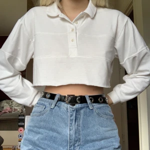 croppad tröja stl S - Croppad tröja från bikbok stl S, använd men bra skick!! Frakt inkluderat i priset