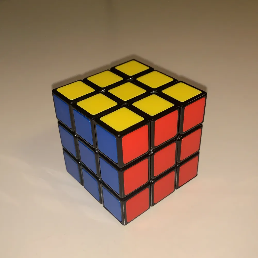 En Rubiks kub knappt använd perfekt skick. Övrigt.