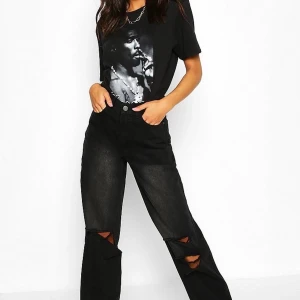 TALL RIPPED BOUYFRIEND JEANS!!! - säljer dessa superpopulära boyfriendjeans från BOHOO. De är svin snygga men kommer knappt till användning. Buda i kommentarerna eller privat till mig💝💝💝 köpare står för frakt!!!! 