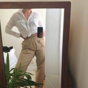  - Genomskinlig skjorta, snygg att knyta upp! 🌻