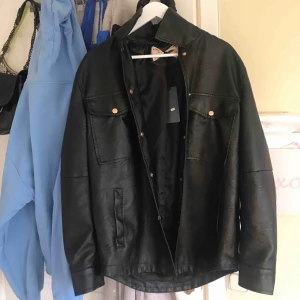  - Sjuuukt snygg oversized skinnjacka typ. Prislapp kvar och i nyskick!! Inte helt säker om jag vill sälja än. Funkar iaf som unisex skulle jag säga!!