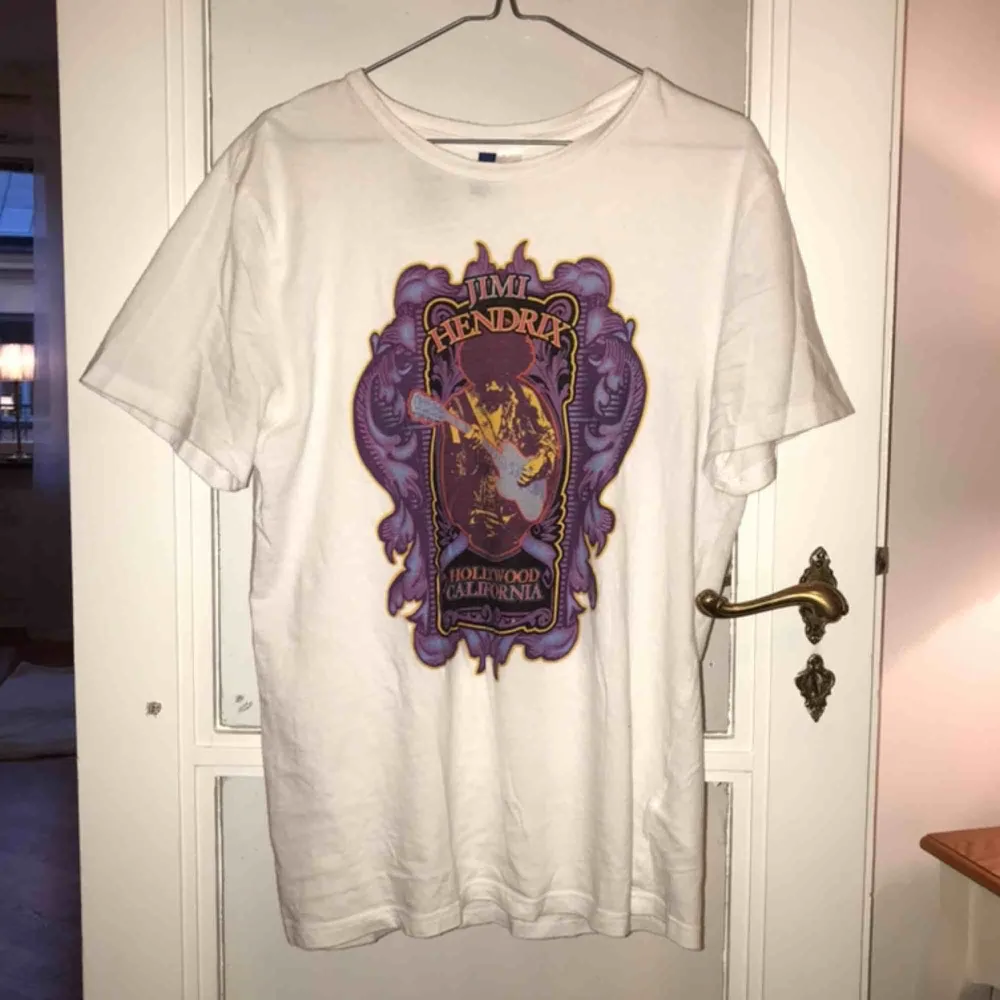 Snygg Jimi Hendrix T-shirt från H&M. Kan mötas upp i Stockholm eller frakta!. T-shirts.