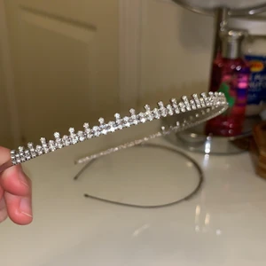 Accessoarer  - Ett jatte fint diamant diadem som inte har kommit till nyta så den är gott som ny. FRI FRAKT