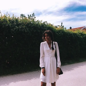 Sommarklänning XS, vit  - Klänning i nyskick, använts 1 gång. 