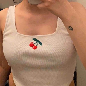  - Jätte söt magtröja med körsbär på! Har tyvärr fått lite hårfärg på ena axeln :( möts upp i Stockholm eller fraktar (kostnaden för frakten ingår ej) ❣️ 