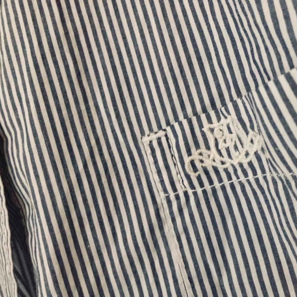 En stilren randig skjorta med fin kvalitét!☺️Kan passa både XS, S och M beroende på hur man vill att den ska sitta Säljes för endast 119kr exklusive frakt. kontakta vid intresse . Skjortor.